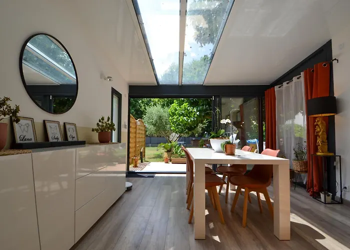 Maison Indépendante Piscine Jardin Climatisation *